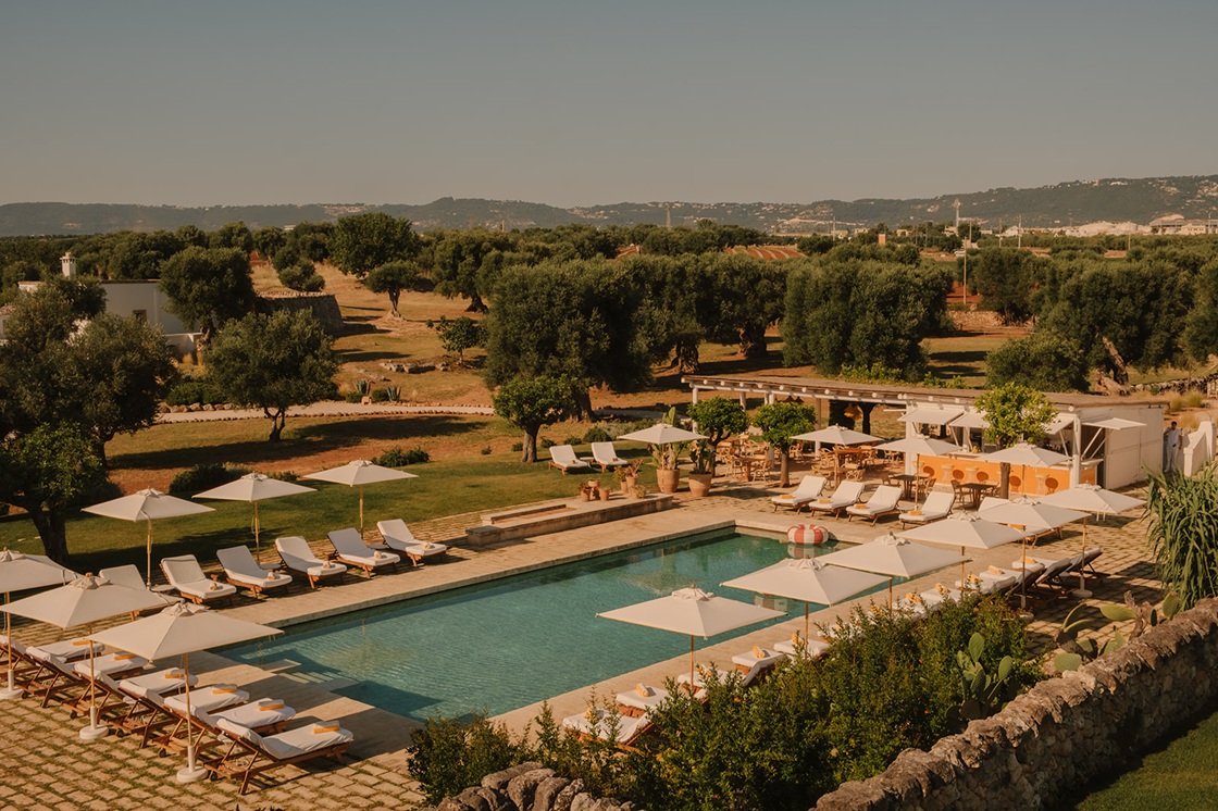 Masseria Calderisi wedding poolside